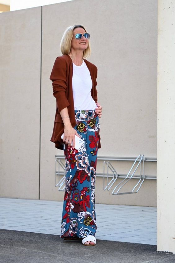 Stílusiskola: így viselj tavasszal virágmintás nadrágokat - DIVAT&STÍLUS - Stílusiskola - divat, outfit, stílus, tavasz, virágmintás nadrág, 