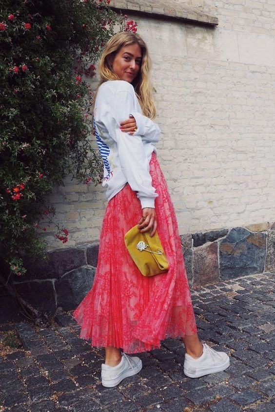 Stílusiskola: szoknya és sportcipő, a tökéletes kombináció tavaszra - DIVAT&STÍLUS - Stílusiskola - 