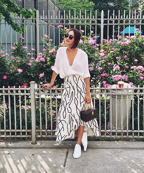 Stílusiskola: szoknya és sportcipő, a tökéletes kombináció tavaszra - DIVAT&STÍLUS - Stílusiskola - divat, outfit, stílus, szoknya, tavasz, 