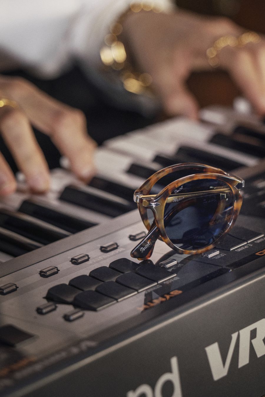 A belső szenvedélyről szól a Persol új kollekciója - DIVAT&STÍLUS - Hírek  - dimitri coste, dr. woo, luxottica, persol, soko, 