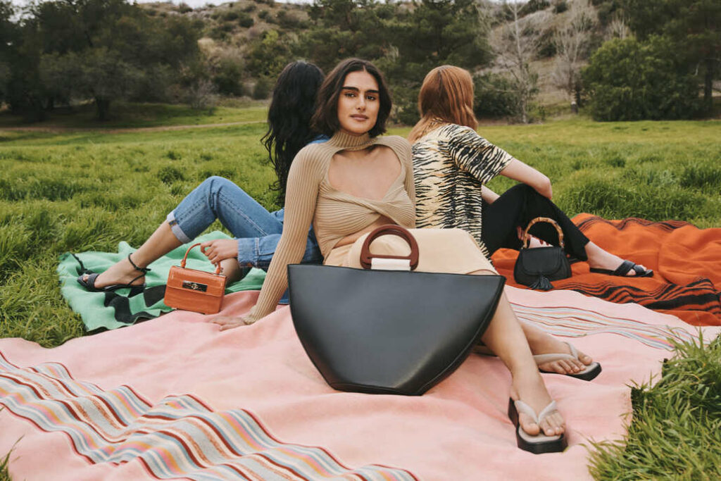 Sláger lábbeli a nyárra: stílusos papucsok nőknek - DIVAT&STÍLUS - Stílusiskola - cipő, lábbelik, női cipő, nyári cipő, nyáripapucs, papucsok, 