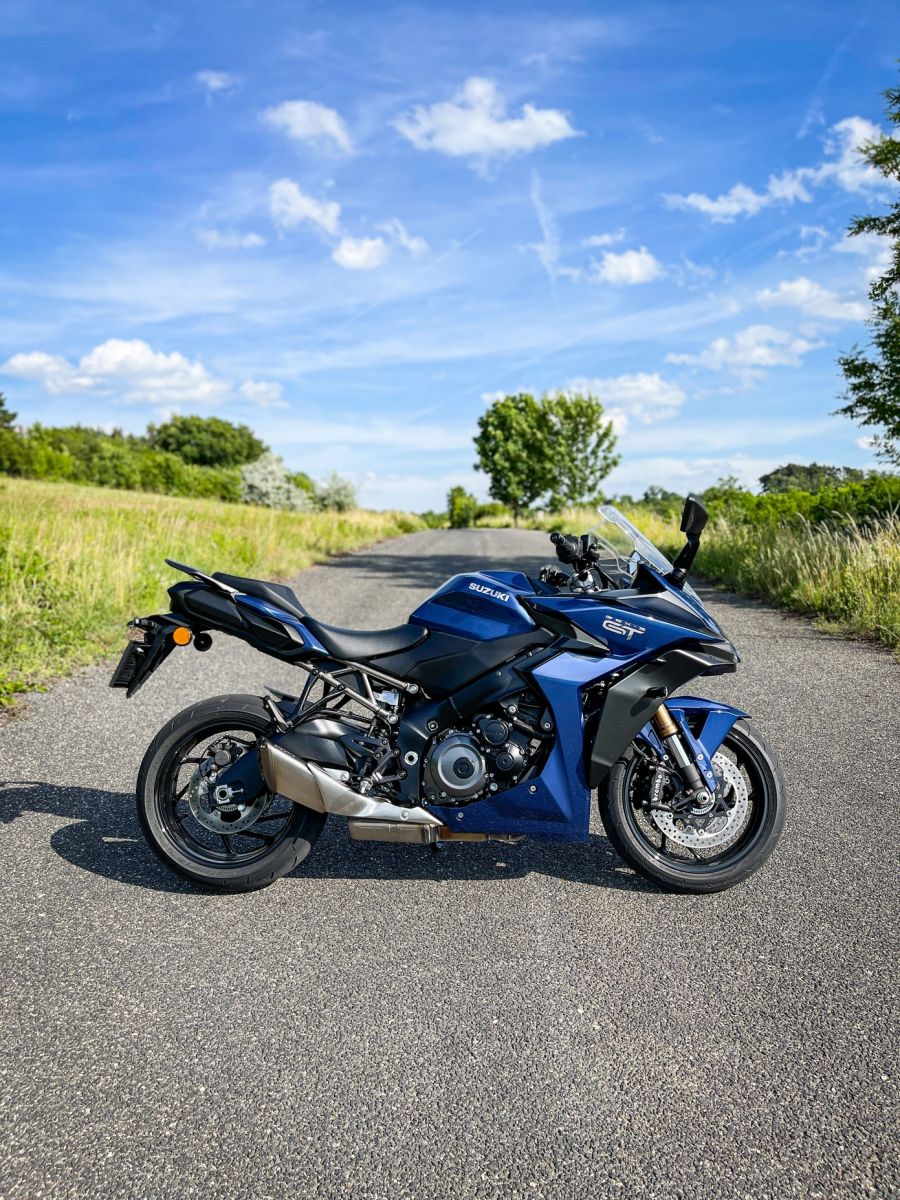Ruhával vagy ruha nélkül? – Suzuki GSX-S1000 GT és GSX-S1000 - STYLENEWS - Mobility - gsxs 1000, gsxs 1000 gt, Suzuki GSX-S1000 teszt, Suzuki GSX-S1000GT teszt, Suzuki motor teszt, 