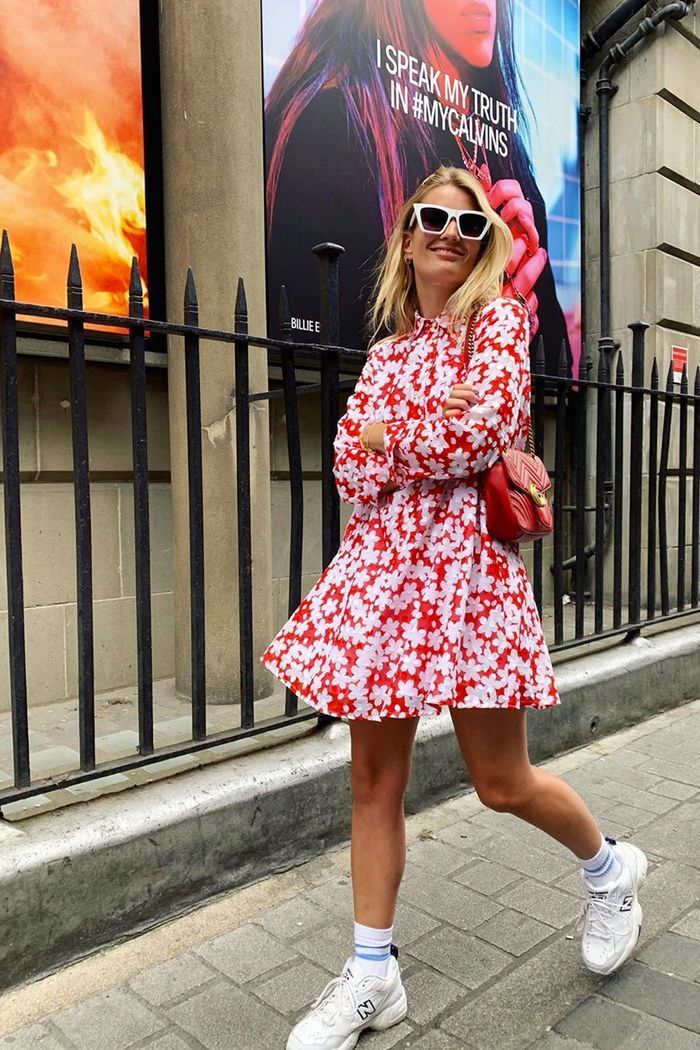 Stílusiskola: így viselj laza virágos ruhákat - DIVAT&STÍLUS - Stílusiskola - divat, laza ruhák, nyár, outfit, stílus, virágos ruhák, 