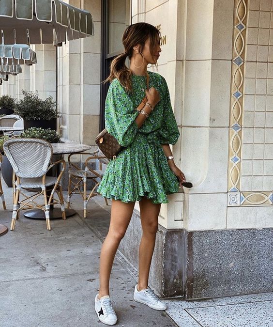 Stílusiskola: így viselj laza virágos ruhákat - DIVAT&STÍLUS - Stílusiskola - divat, laza ruhák, nyár, outfit, stílus, virágos ruhák, 