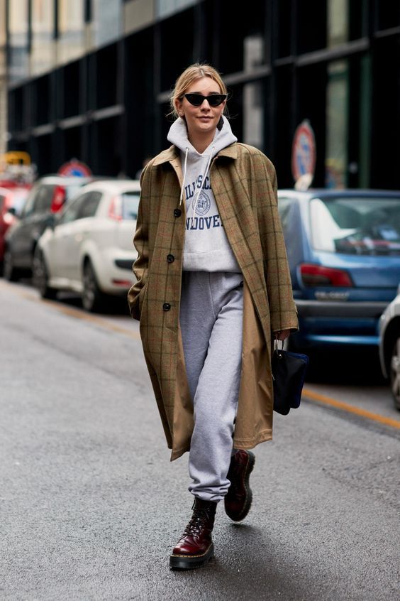 Stílusiskola: így viselj kapucnis pulcsikat szövetkabáttal - DIVAT&STÍLUS - Stílusiskola - divat, kapucnis pulcsi, outfit, stílus, szövetkabát, 