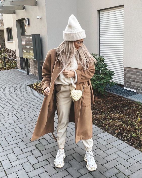 Stílusiskola: így viselj kapucnis pulcsikat szövetkabáttal - DIVAT&STÍLUS - Stílusiskola - divat, kapucnis pulcsi, outfit, stílus, szövetkabát, 