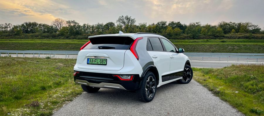 Briliáns - Kia Niro EV Kryptonite - STYLENEWS - Mobility - 2022 KIA e-Niro Kryptonite teszt, 2022 KIA e-Niro teszt, 2022 KIA Niro EV Kryptonite teszt, e-Niro teszt, elektromos Niro teszt, KIA e Niro, kia niro, KIA Niro EV, Niro EV teszt, 