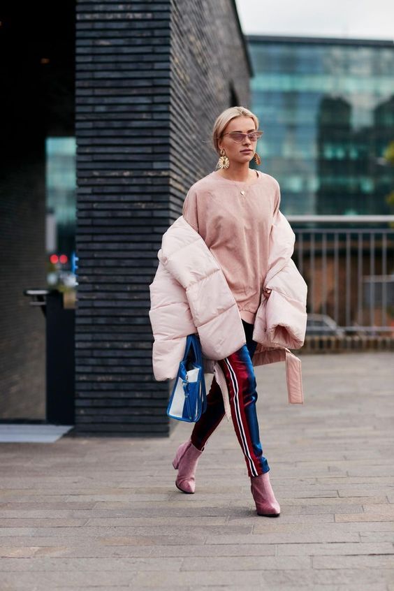 Stílusiskola: így viseld télen a púderrózsaszínt - DIVAT&STÍLUS - Stílusiskola - divat, outfit, púderrózsaszín, stílus, tél, 