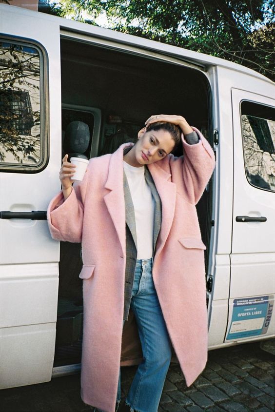 Stílusiskola: így viseld télen a púderrózsaszínt - DIVAT&STÍLUS - Stílusiskola - divat, outfit, púderrózsaszín, stílus, tél, 