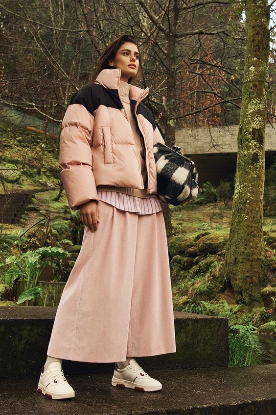 Stílusiskola: így viseld télen a púderrózsaszínt - DIVAT&STÍLUS - Stílusiskola - divat, outfit, púderrózsaszín, stílus, tél, 