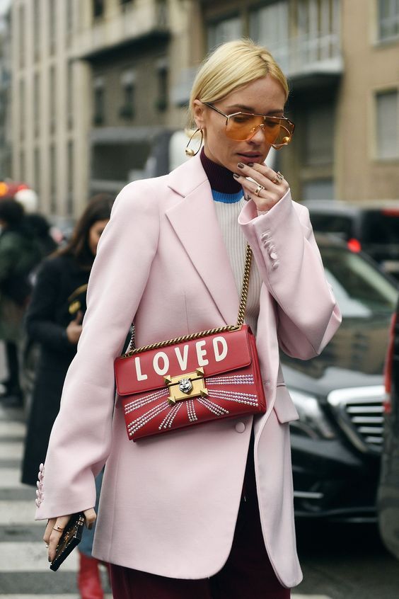 Stílusiskola: így viseld télen a púderrózsaszínt - DIVAT&STÍLUS - Stílusiskola - divat, outfit, púderrózsaszín, stílus, tél, 