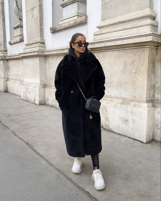 Stílusiskola: fekete szettek fehér cipőkkel - DIVAT&STÍLUS - Stílusiskola - divat, fehér cipő, fekete szett, outfit, stílus, 