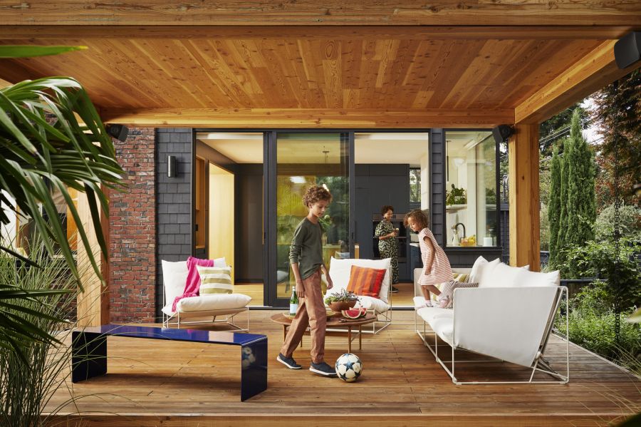 Új színben érkezik idén tavasszal a teraszon otthonos atmoszférát teremtő Sonos Sonance kültéri hangszóró - STYLELIFE - Otthon & Design - sonos, 