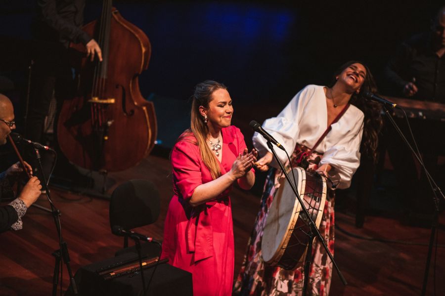 Hol helyezkednek el a Nők a zeneiparban? Palya Bea és Mari Kalkun koncertbeszámoló ötvözve a női sztereotípiákkal - STYLENEWS - Kultúr-kitérő - koncert, palya bea, sztereotípia, 