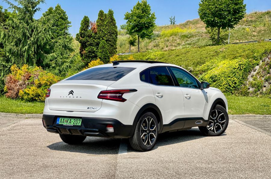 Ez is, az is és még amaz is – Citroën ë-C4 X - STYLENEWS - Mobility - c4x 2023, c4x teszt, citroen c4x, citroen c4x elektromos teszt, citroen e c4x teszt, e c4x teszt, ec4x citroen, ec4x citroen teszt, 