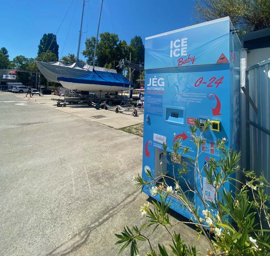 Ice-ice baby: Felüdülés a tikkasztó nyári hőségben - STYLENEWS - Aktuális - iceicebaby, jégautomata, 