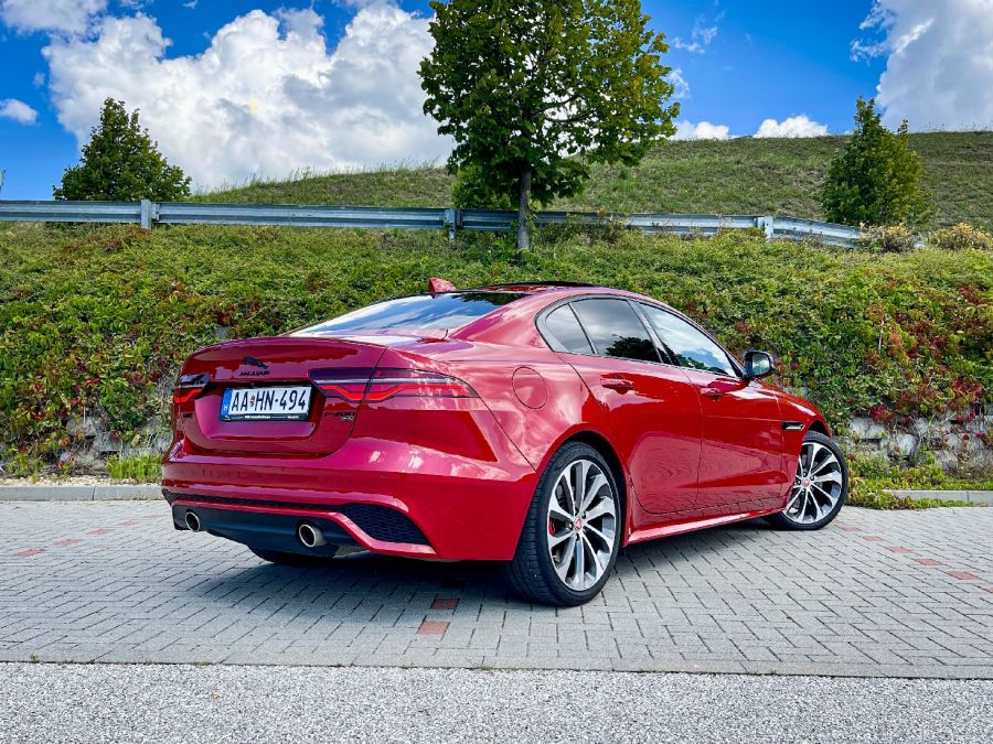 Lehet benne hibát találni, de tényleg szükséges? – Jaguar XE P300 AWD - STYLENEWS - Mobility - 2023 Jaguar XE teszt, jaguar teszt, Jaguar XE P300 AWD teszt, xe jaguar, 