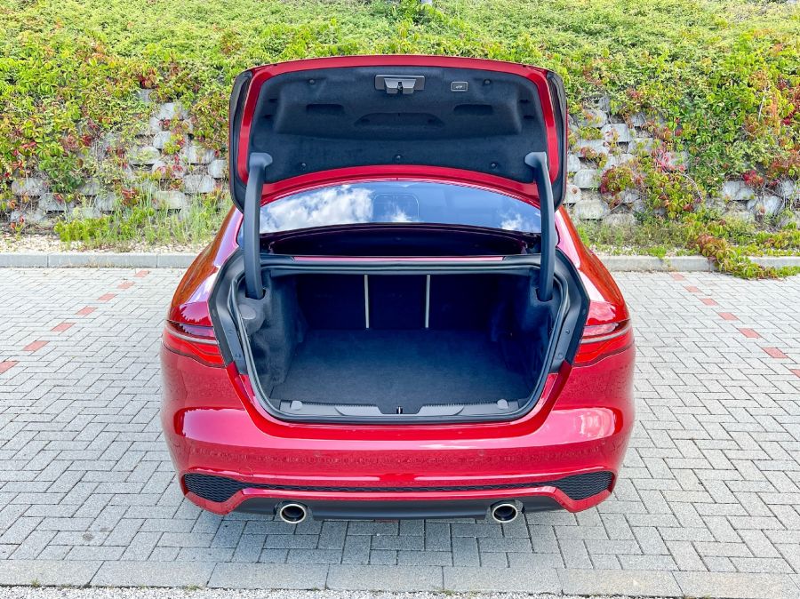 Lehet benne hibát találni, de tényleg szükséges? – Jaguar XE P300 AWD - STYLENEWS - Mobility - 2023 Jaguar XE teszt, jaguar teszt, Jaguar XE P300 AWD teszt, xe jaguar, 