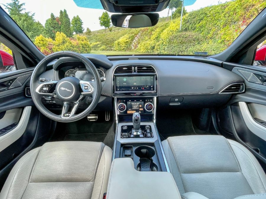 Lehet benne hibát találni, de tényleg szükséges? – Jaguar XE P300 AWD - STYLENEWS - Mobility - 2023 Jaguar XE teszt, jaguar teszt, Jaguar XE P300 AWD teszt, xe jaguar, 