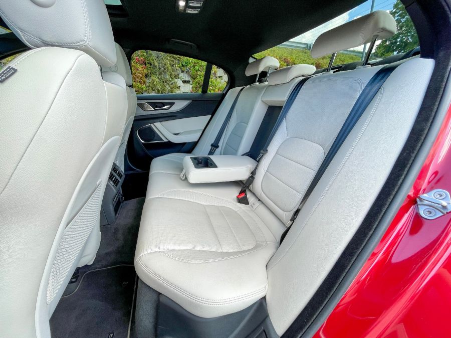 Lehet benne hibát találni, de tényleg szükséges? – Jaguar XE P300 AWD - STYLENEWS - Mobility - 2023 Jaguar XE teszt, jaguar teszt, Jaguar XE P300 AWD teszt, xe jaguar, 