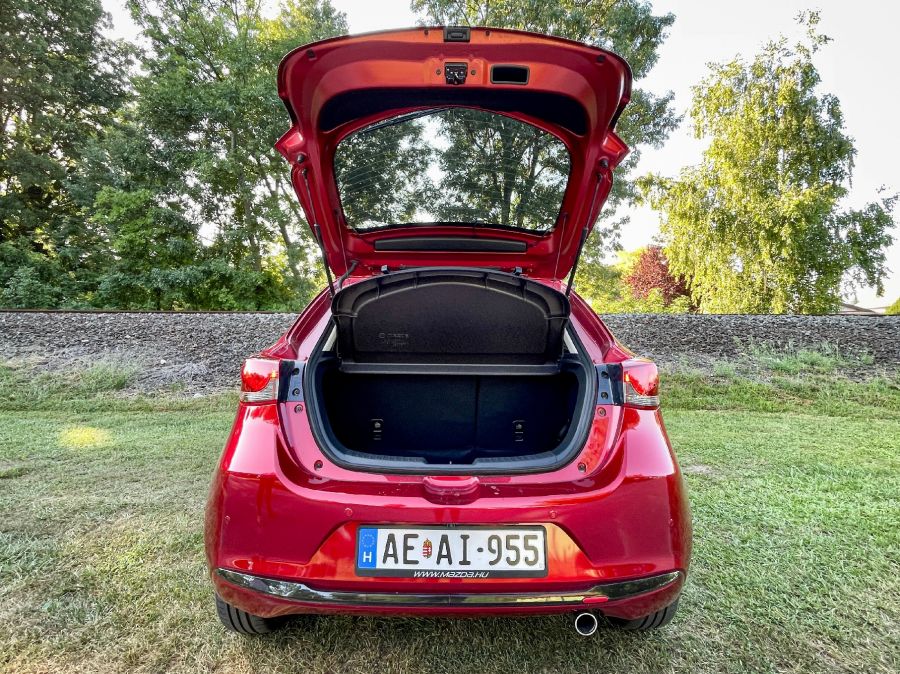 Kettő van belőle – 2023 Mazda 2 Homura Aka G115 - STYLENEWS - Mobility - 2023 Mazda 2 teszt, Mazda 2, Mazda 2 Homura AKA teszt, Mazda 2 Homura G115 teszt, 