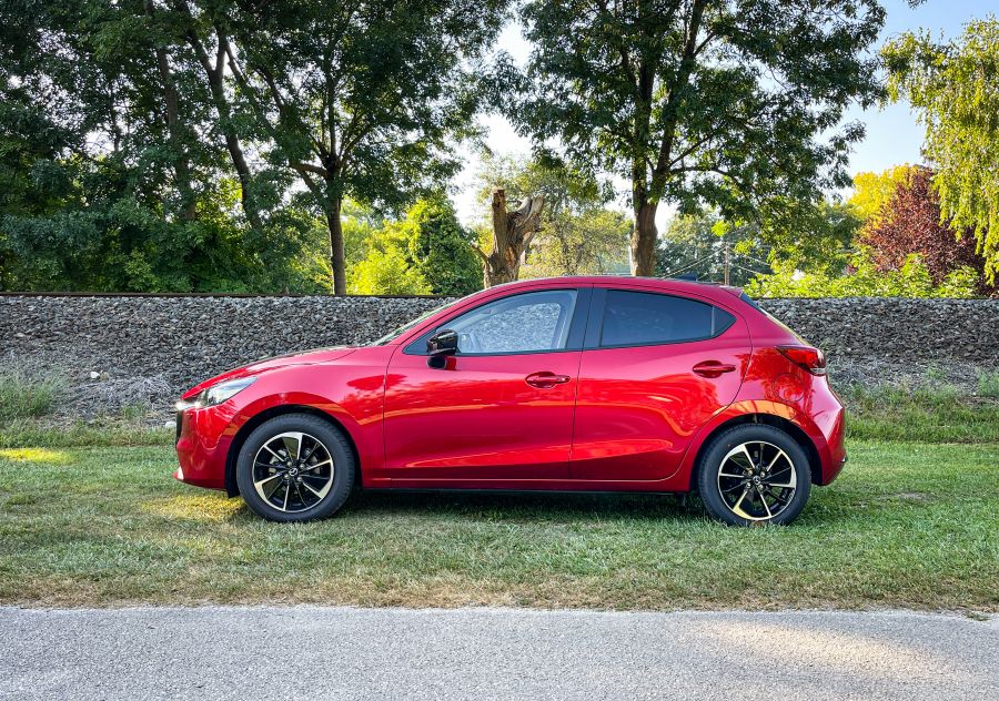 Kettő van belőle – 2023 Mazda 2 Homura Aka G115 - STYLENEWS - Mobility - 2023 Mazda 2 teszt, Mazda 2, Mazda 2 Homura AKA teszt, Mazda 2 Homura G115 teszt, 