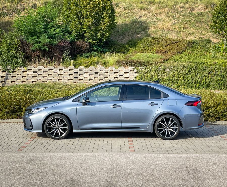 A középkategória állampapírja – Toyota Corolla Sedan 1.8 Hybrid 140 GR Sport - STYLENEWS - Mobility - 2023 toyota corolla sedan teszt, corolla hibrid teszt, toyota corolla hybrid 1.8 gr sport teszt, toyota corolla teszt, 