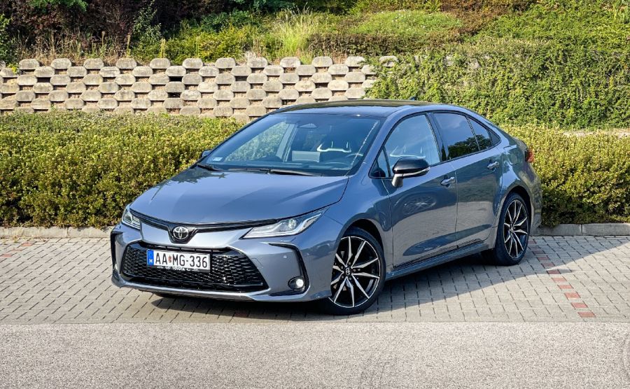 A középkategória állampapírja – Toyota Corolla Sedan 1.8 Hybrid 140 GR Sport - STYLENEWS - Mobility - 2023 toyota corolla sedan teszt, corolla hibrid teszt, toyota corolla hybrid 1.8 gr sport teszt, toyota corolla teszt, 