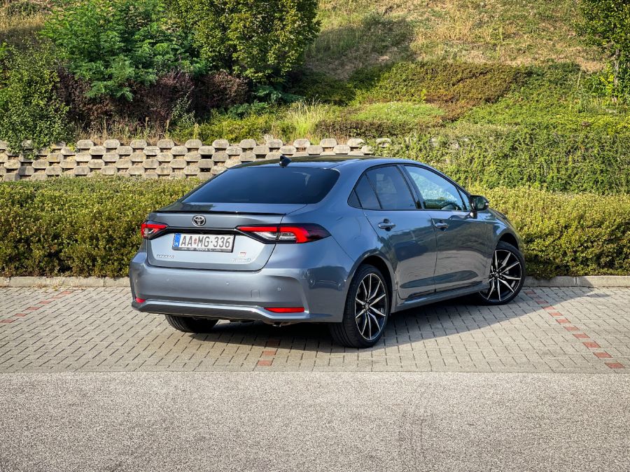 A középkategória állampapírja – Toyota Corolla Sedan 1.8 Hybrid 140 GR Sport - STYLENEWS - Mobility - 2023 toyota corolla sedan teszt, corolla hibrid teszt, toyota corolla hybrid 1.8 gr sport teszt, toyota corolla teszt, 