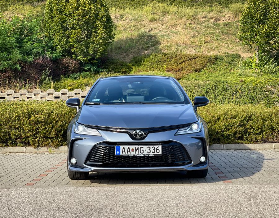 A középkategória állampapírja – Toyota Corolla Sedan 1.8 Hybrid 140 GR Sport - STYLENEWS - Mobility - 2023 toyota corolla sedan teszt, corolla hibrid teszt, toyota corolla hybrid 1.8 gr sport teszt, toyota corolla teszt, 