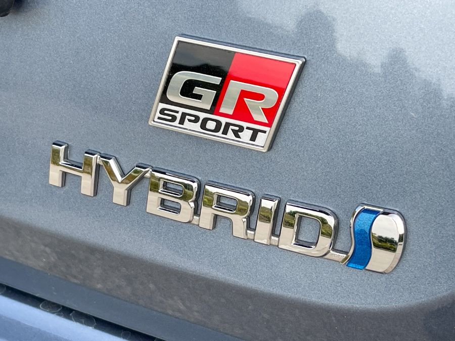 A középkategória állampapírja – Toyota Corolla Sedan 1.8 Hybrid 140 GR Sport - STYLENEWS - Mobility - 2023 toyota corolla sedan teszt, corolla hibrid teszt, toyota corolla hybrid 1.8 gr sport teszt, toyota corolla teszt, 