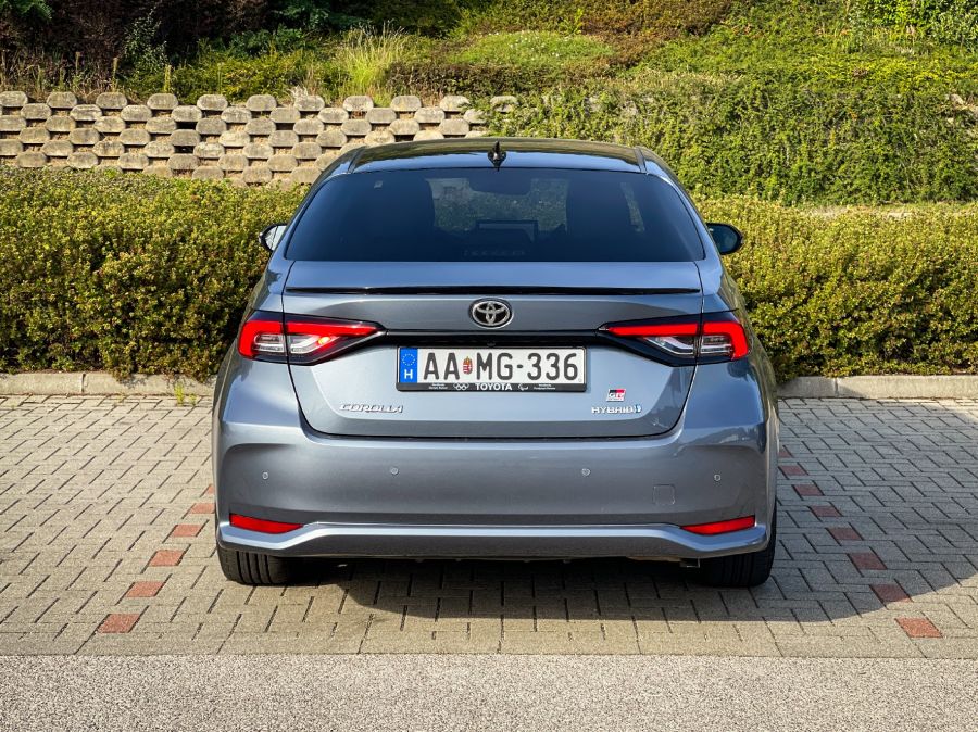 A középkategória állampapírja – Toyota Corolla Sedan 1.8 Hybrid 140 GR Sport - STYLENEWS - Mobility - 2023 toyota corolla sedan teszt, corolla hibrid teszt, toyota corolla hybrid 1.8 gr sport teszt, toyota corolla teszt, 