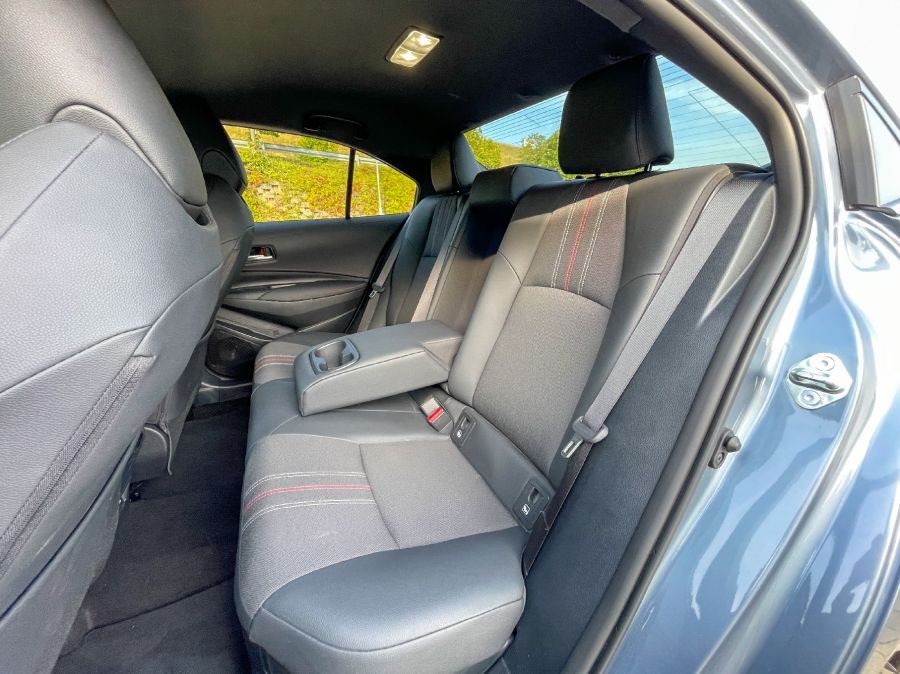 A középkategória állampapírja – Toyota Corolla Sedan 1.8 Hybrid 140 GR Sport - STYLENEWS - Mobility - 2023 toyota corolla sedan teszt, corolla hibrid teszt, toyota corolla hybrid 1.8 gr sport teszt, toyota corolla teszt, 