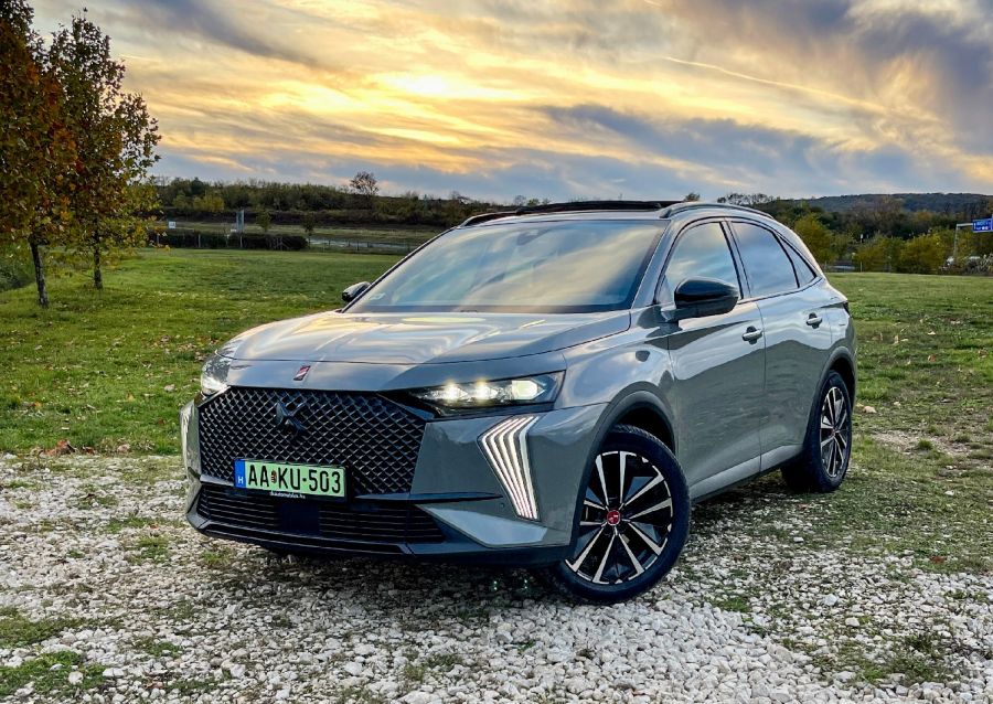 A divat fővárosából – DS 7 E-Tense 300 4x4 - STYLENEWS - Mobility - ds automobiles, ds7 2023, ds7 crossback teszt, ds7 e tense, ds7 e tense 300 teszt, ds7 teszt, 