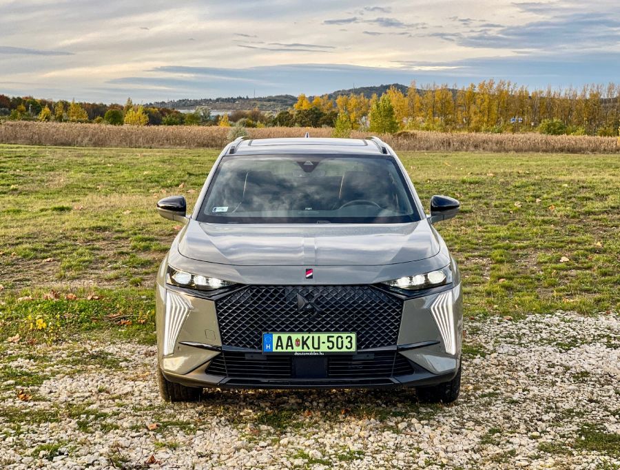 A divat fővárosából – DS 7 E-Tense 300 4x4 - STYLENEWS - Mobility - ds automobiles, ds7 2023, ds7 crossback teszt, ds7 e tense, ds7 e tense 300 teszt, ds7 teszt, 