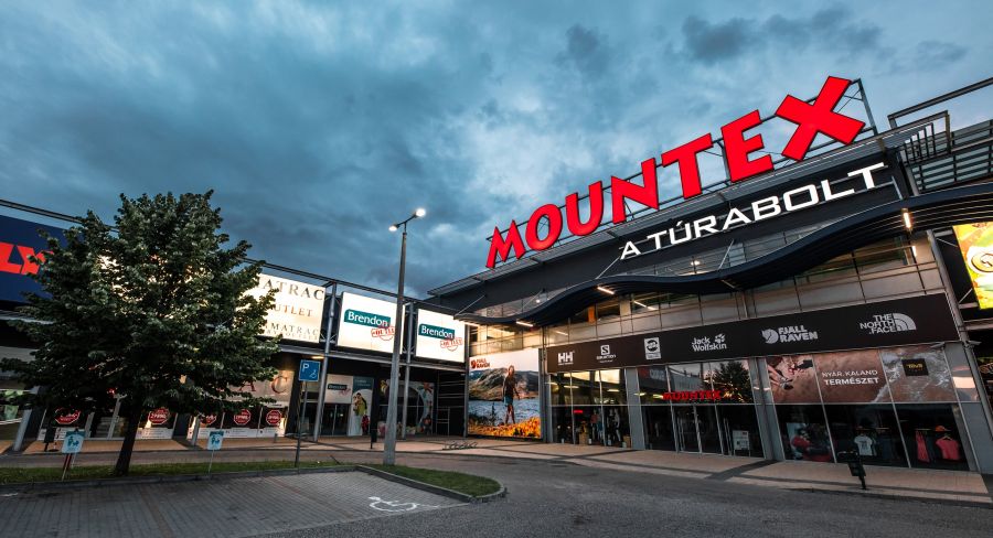 Anti-Black Friday:Szabó Győző és Döbrösi Laura is beszállt a túlfogyasztás elleni mozgalomba - STYLENEWS -  - Anti-black friday, black friday, Döbrösi Laura, Mountex, Szabó Győző, 