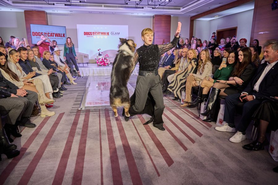 Menhelyi kutyák reflektorfényben – árva kutyákkal mutatták be a hazai divattervezők kollekcióikat sztárnagykövetek kíséretében - STYLENEWS - Aktuális - divatbemutató, dogs on the catwalk, dr Orosz Cintia, kutyák, menhely, menhelyi kutyák, örökbefogadás, Rubint Réka, ürömi állatotthon, 