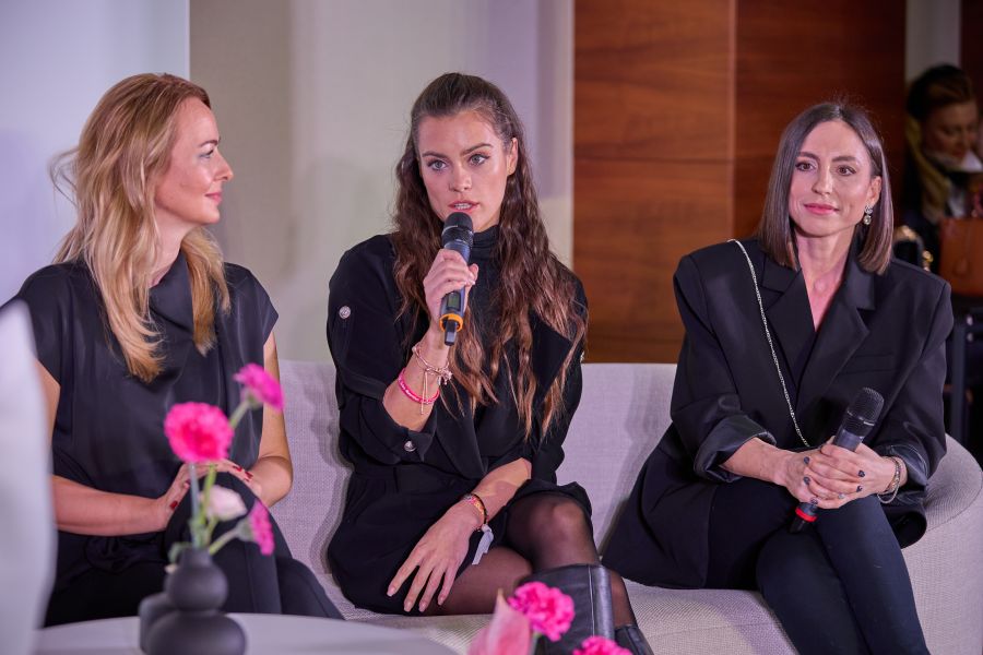 Menhelyi kutyák reflektorfényben – árva kutyákkal mutatták be a hazai divattervezők kollekcióikat sztárnagykövetek kíséretében - STYLENEWS - Aktuális - divatbemutató, dogs on the catwalk, dr Orosz Cintia, kutyák, menhely, menhelyi kutyák, örökbefogadás, Rubint Réka, ürömi állatotthon, 