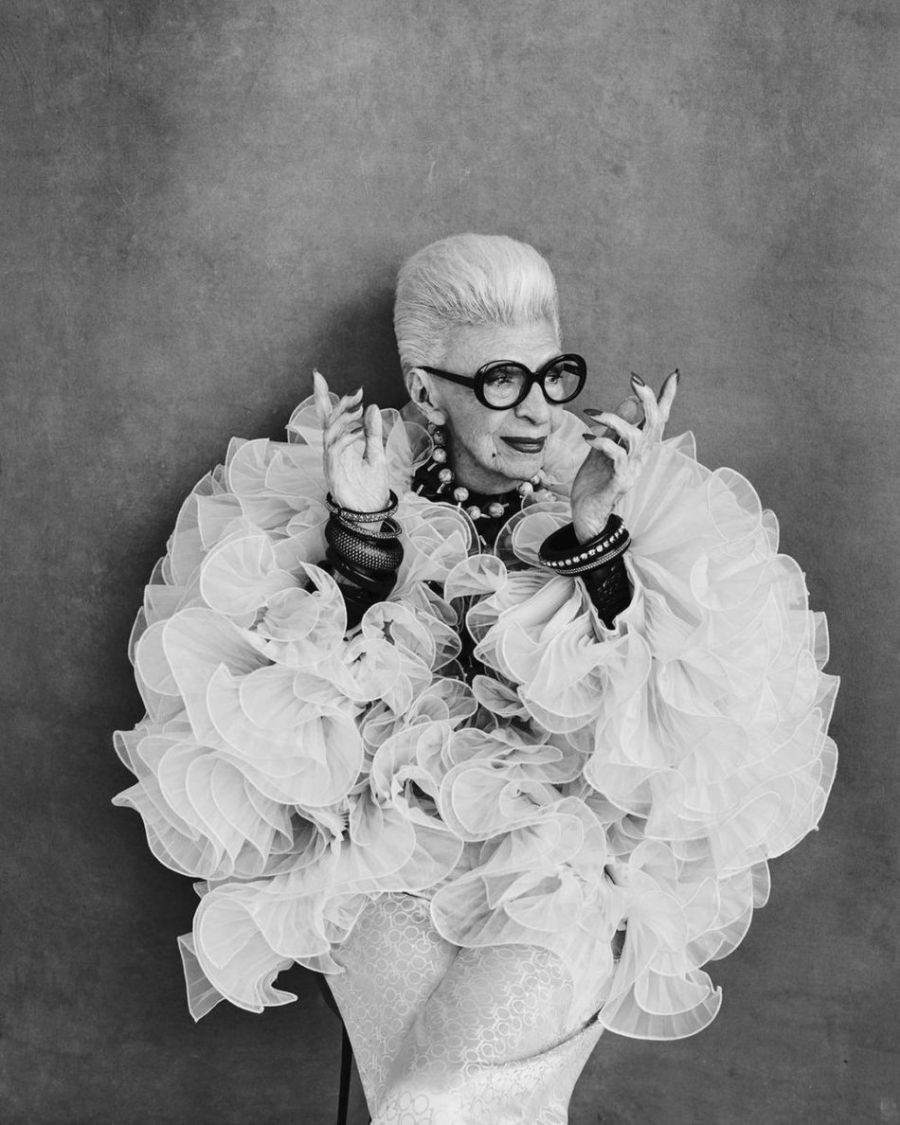 Az amerikai divatikon búcsúja: 102 és félévesen hunyt el Iris Apfel - Hírek  -  - divatipar, elhunyt, gyász, idézetek, ikon, iris apfel, lakberendező, önbizalom növelés, stílus, 