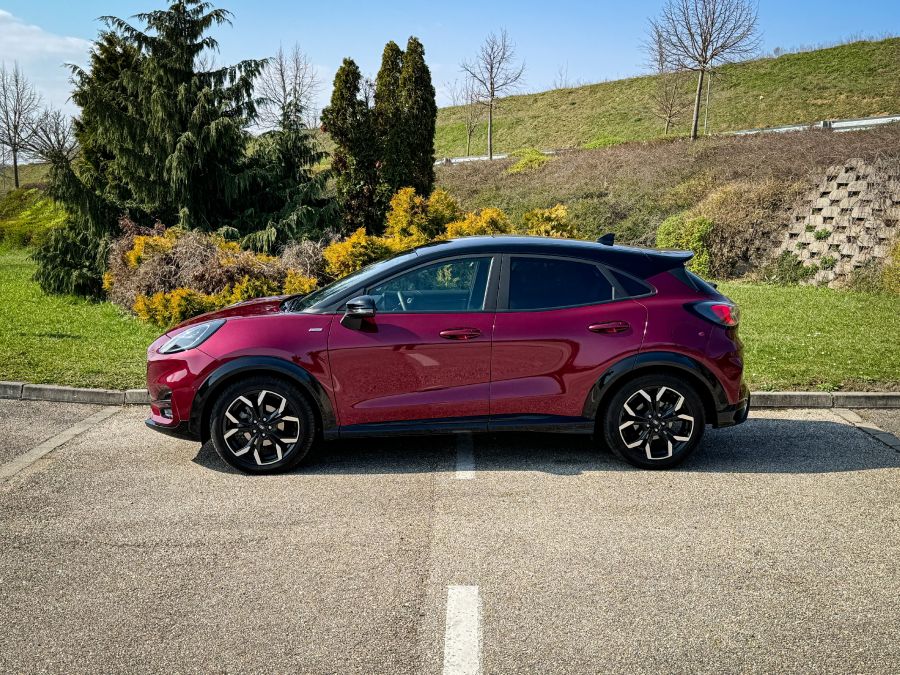 Fordulatosan - Ford Puma Vivid Ruby Edition - STYLENEWS - Mobility - 2023 Ford Puma Vivid Ruby teszt, Ford Puma teszt, Ford Puma Vivid Ruby teszt, Puma Ford, Vivid Ruby Puma, 