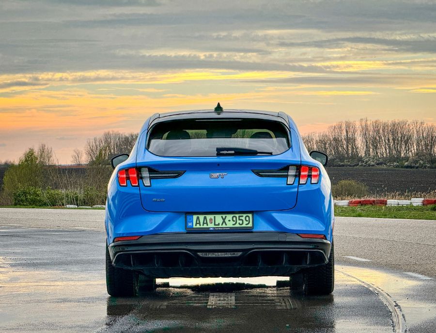 Az adatok és a valóság – Ford Mustang Mach-E GT és a Tesla Y Preformance - STYLENEWS - Mobility - Ford Mustang Mach E Gt, Ford Mustang Mach-E GT Tesla Y performance teszt, Mustang Mach-E GT összehasonlítás Tesla Y Performance, Mustang Mach-E GT teszt, Mustang Mach-e vs. Tesla Y teszt, Tesla Y performance, Tesla Y Performance teszt, 