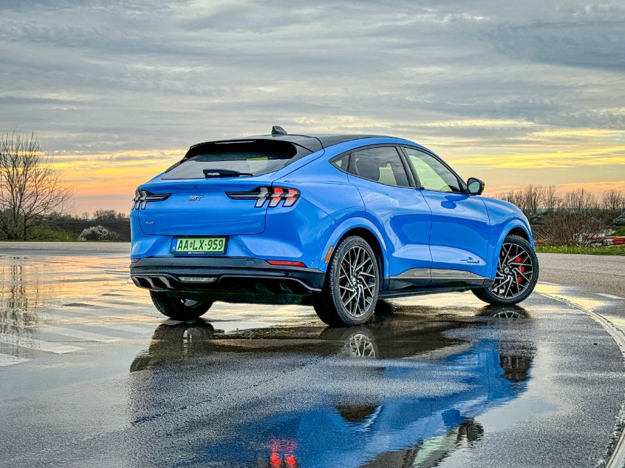 Az adatok és a valóság – Ford Mustang Mach-E GT és a Tesla Y Preformance - STYLENEWS - Mobility - Ford Mustang Mach E Gt, Ford Mustang Mach-E GT Tesla Y performance teszt, Mustang Mach-E GT összehasonlítás Tesla Y Performance, Mustang Mach-E GT teszt, Mustang Mach-e vs. Tesla Y teszt, Tesla Y performance, Tesla Y Performance teszt, 