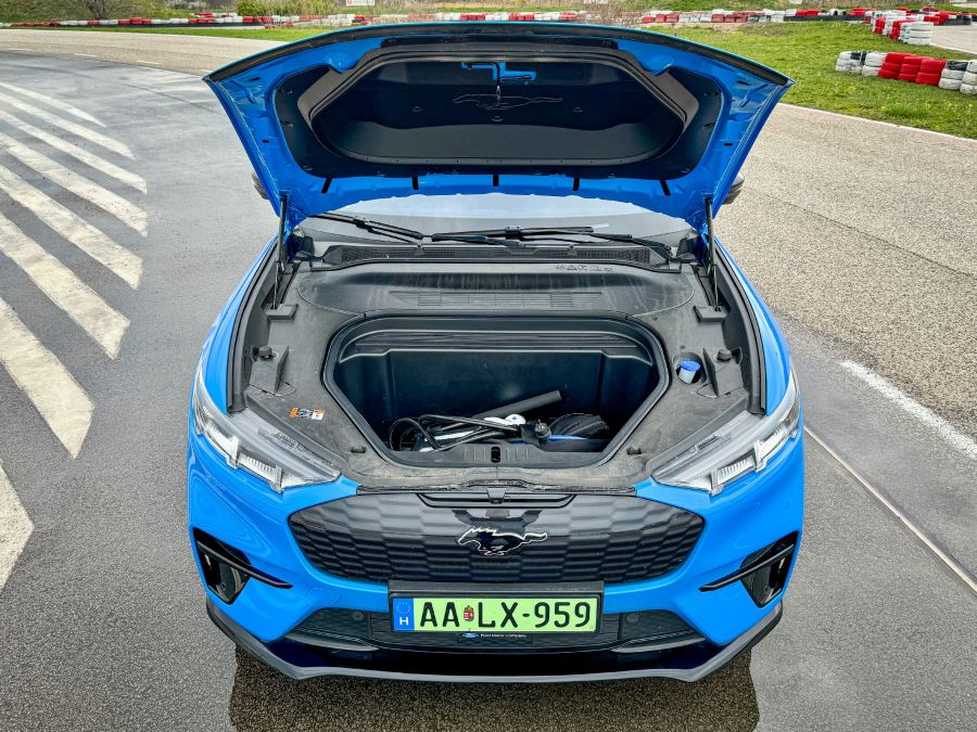 Az adatok és a valóság – Ford Mustang Mach-E GT és a Tesla Y Preformance - STYLENEWS - Mobility - Ford Mustang Mach E Gt, Ford Mustang Mach-E GT Tesla Y performance teszt, Mustang Mach-E GT összehasonlítás Tesla Y Performance, Mustang Mach-E GT teszt, Mustang Mach-e vs. Tesla Y teszt, Tesla Y performance, Tesla Y Performance teszt, 