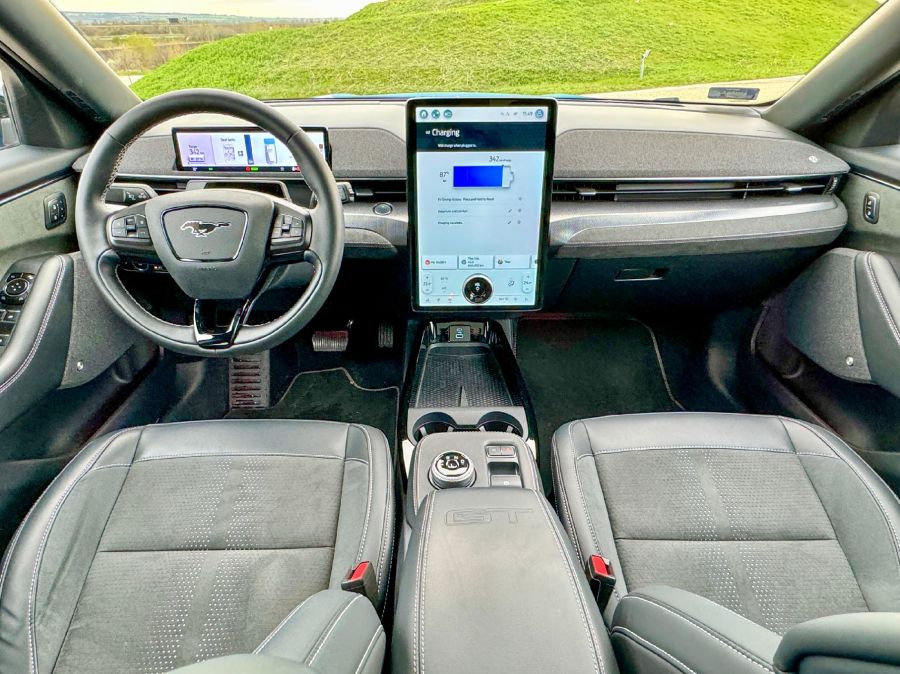 Az adatok és a valóság – Ford Mustang Mach-E GT és a Tesla Y Preformance - STYLENEWS - Mobility - Ford Mustang Mach E Gt, Ford Mustang Mach-E GT Tesla Y performance teszt, Mustang Mach-E GT összehasonlítás Tesla Y Performance, Mustang Mach-E GT teszt, Mustang Mach-e vs. Tesla Y teszt, Tesla Y performance, Tesla Y Performance teszt, 