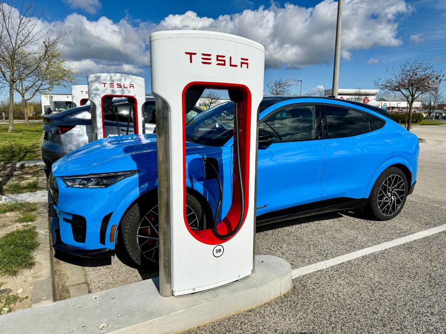 Az adatok és a valóság – Ford Mustang Mach-E GT és a Tesla Y Preformance - STYLENEWS - Mobility - Ford Mustang Mach E Gt, Ford Mustang Mach-E GT Tesla Y performance teszt, Mustang Mach-E GT összehasonlítás Tesla Y Performance, Mustang Mach-E GT teszt, Mustang Mach-e vs. Tesla Y teszt, Tesla Y performance, Tesla Y Performance teszt, 