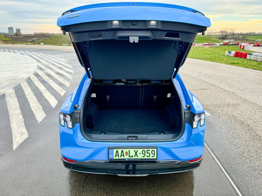 Az adatok és a valóság – Ford Mustang Mach-E GT és a Tesla Y Preformance - STYLENEWS - Mobility - Ford Mustang Mach E Gt, Ford Mustang Mach-E GT Tesla Y performance teszt, Mustang Mach-E GT összehasonlítás Tesla Y Performance, Mustang Mach-E GT teszt, Mustang Mach-e vs. Tesla Y teszt, Tesla Y performance, Tesla Y Performance teszt, 