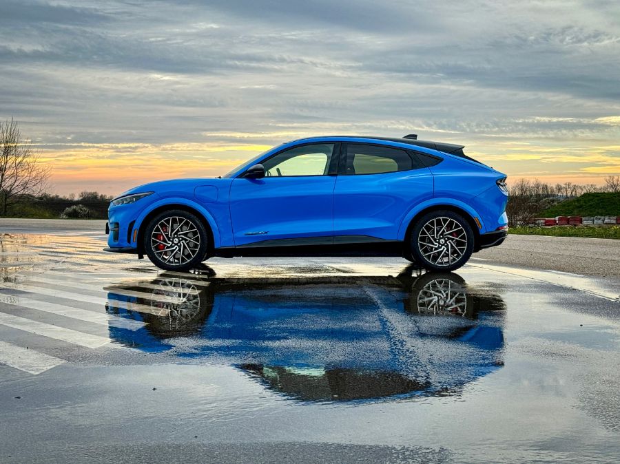 Az adatok és a valóság – Ford Mustang Mach-E GT és a Tesla Y Preformance - STYLENEWS - Mobility - Ford Mustang Mach E Gt, Ford Mustang Mach-E GT Tesla Y performance teszt, Mustang Mach-E GT összehasonlítás Tesla Y Performance, Mustang Mach-E GT teszt, Mustang Mach-e vs. Tesla Y teszt, Tesla Y performance, Tesla Y Performance teszt, 