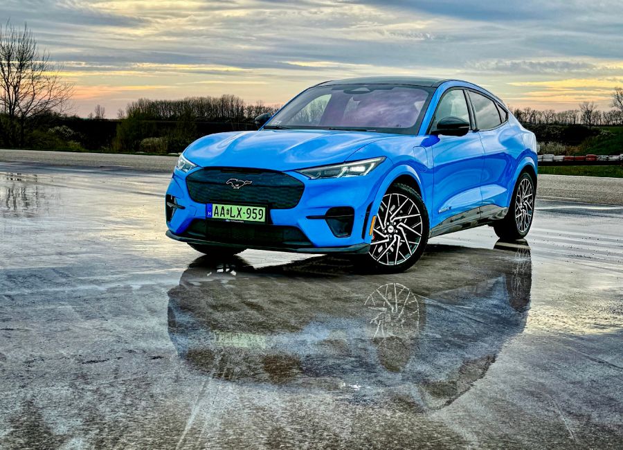 Az adatok és a valóság – Ford Mustang Mach-E GT és a Tesla Y Preformance - STYLENEWS - Mobility - Ford Mustang Mach E Gt, Ford Mustang Mach-E GT Tesla Y performance teszt, Mustang Mach-E GT összehasonlítás Tesla Y Performance, Mustang Mach-E GT teszt, Mustang Mach-e vs. Tesla Y teszt, Tesla Y performance, Tesla Y Performance teszt, 