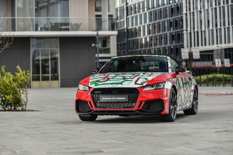 Színt visznek a mindennapokba  – bárki megvásárolhatja az autista művészek illusztrációival díszített különleges tárgyakat - Mobility -  - Audi TTRS, Autistic Art Alapítvány, 