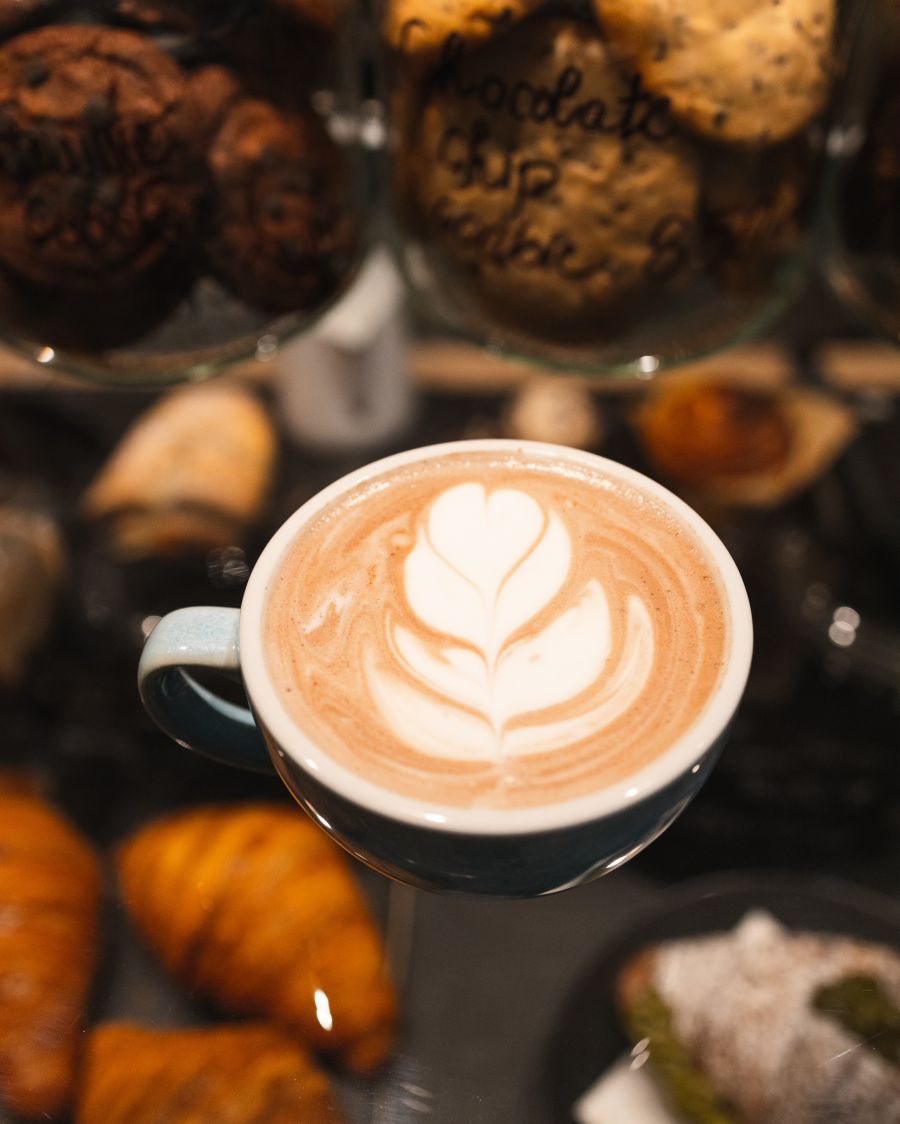 Impozáns és családias hely – Egy jó kávé mellett meginterjúvoltuk a Flat White Art  tulajdonosait - STYLELIFE -  - Flat white art, flat white kávé, kávézó, kávézó a várban, vár kávézó, 